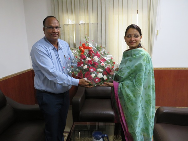 ./writereaddata/CImages/1Dr. Priyanka Soni, Deputy Commissioner, Hisar being welcomed by Director.JPG